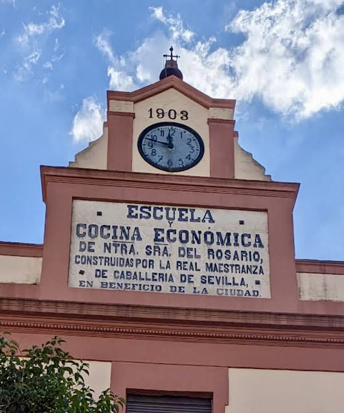 Cada jugador, 1 kilo de lentejas/garbanzos. Cada gol, 1 litro de leche/aceite, para el Comedor social de Triana